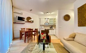 Downtown Vibe-Kiraly II Apts W Private Balcony